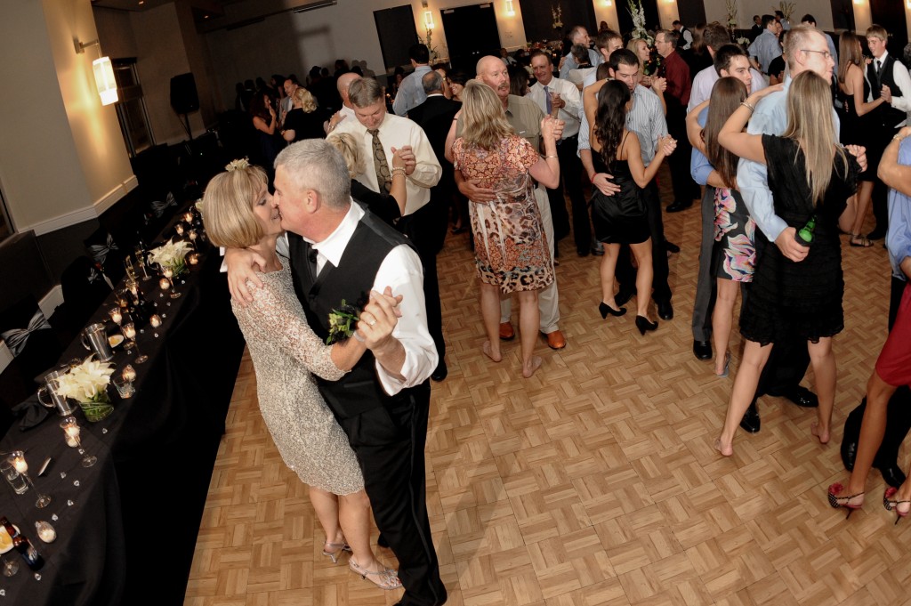 Couples-Dancing-Wedding-Reception